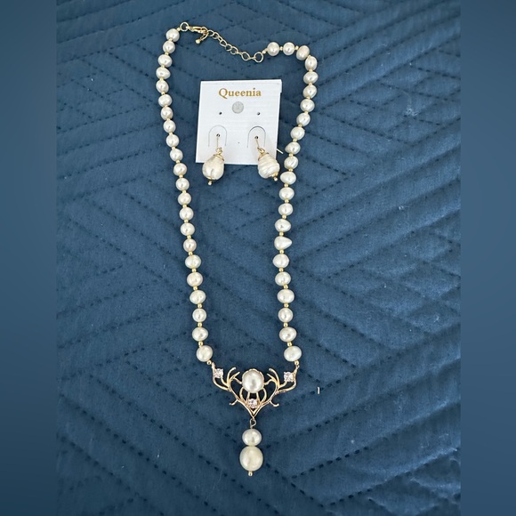 Queenia | Pearl drop earrings and necklace set | O/S - Picture 3 of 6